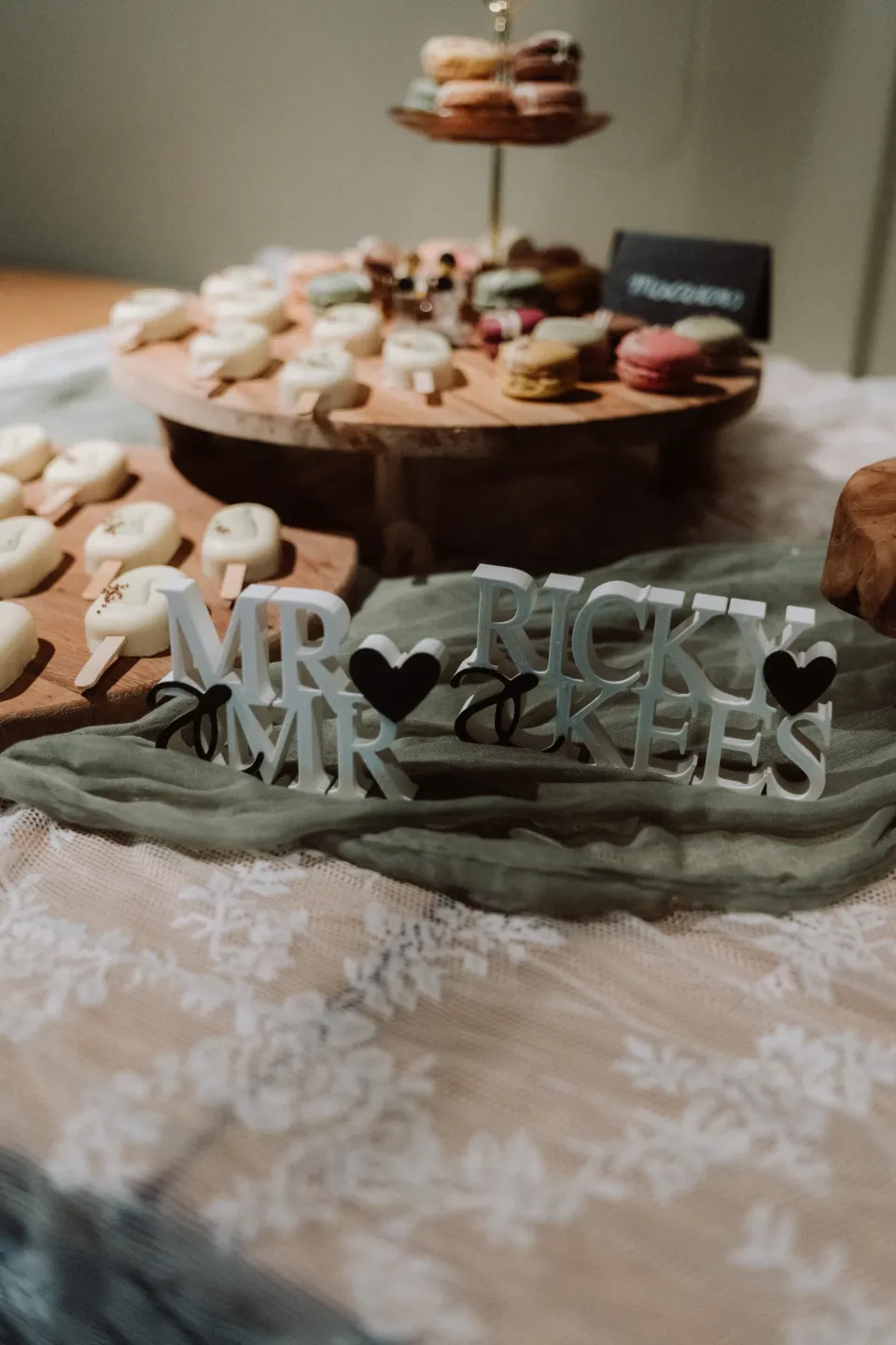 The 3D-printed Mr & Mr and Ricky & Kees signs on the sweets table.